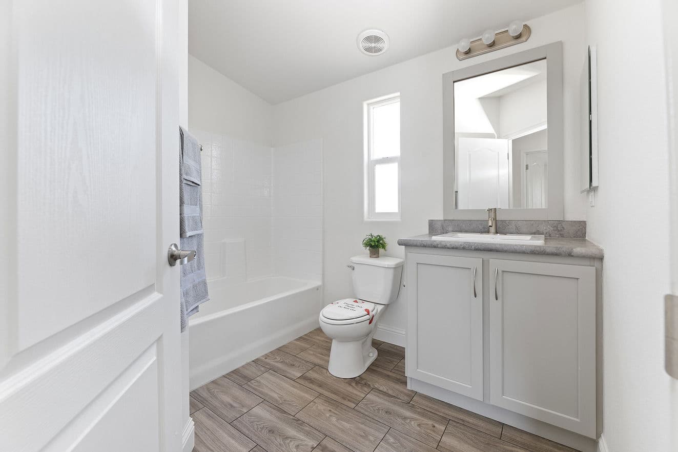 Sedona ridge interior and bathroom home features